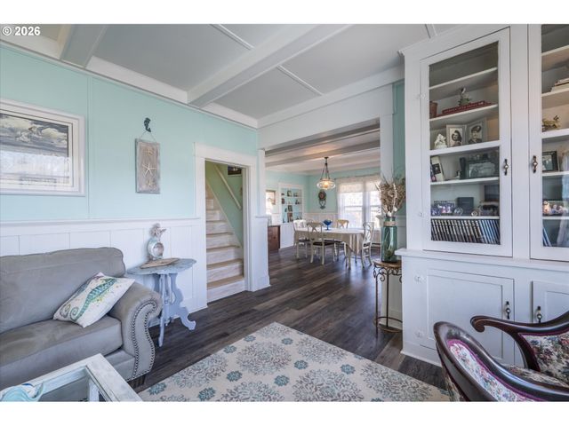 830 DIVISION St Se, Bandon, OR 97411