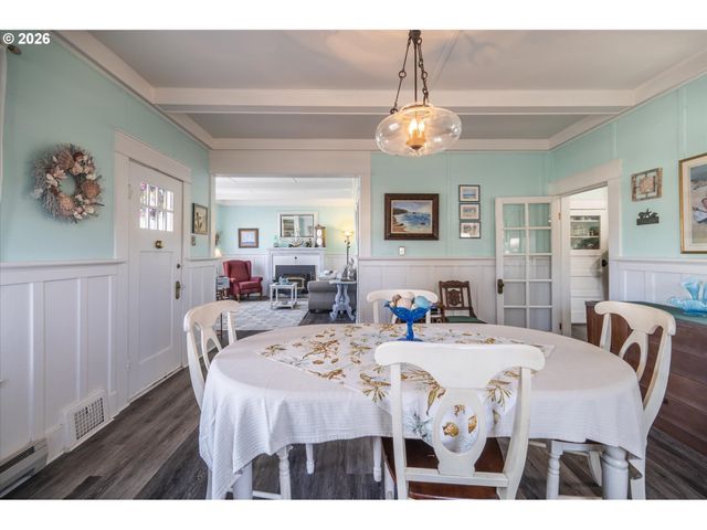 830 DIVISION St Se, Bandon, OR 97411