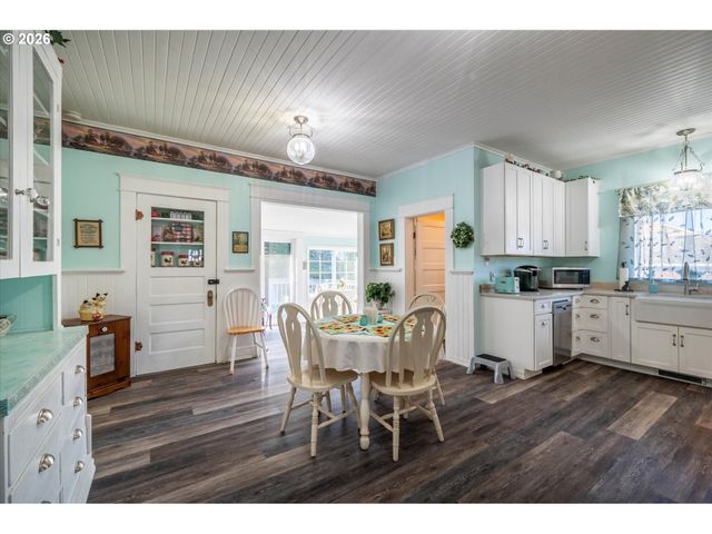 830 DIVISION St Se, Bandon, OR 97411