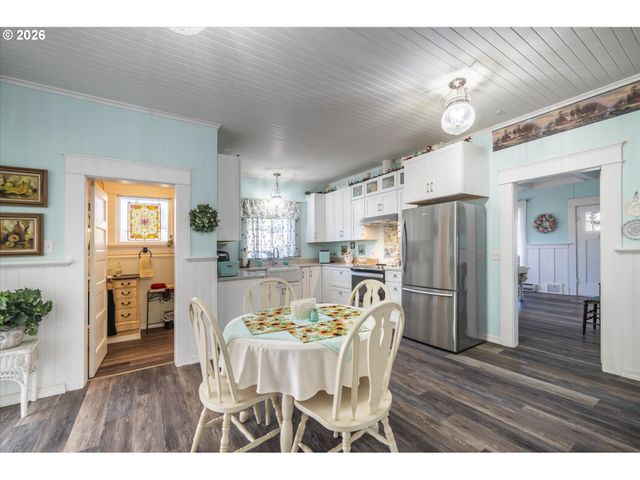 830 DIVISION St Se, Bandon, OR 97411