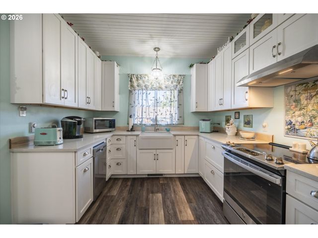 830 DIVISION St Se, Bandon, OR 97411