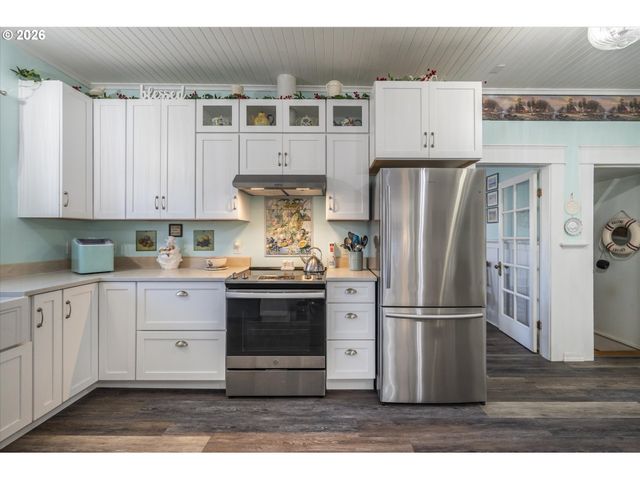 830 DIVISION St Se, Bandon, OR 97411