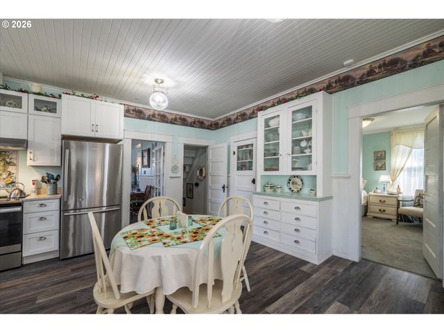 830 DIVISION St Se, Bandon, OR 97411