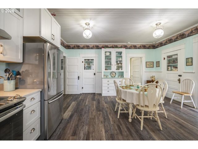 830 DIVISION St Se, Bandon, OR 97411