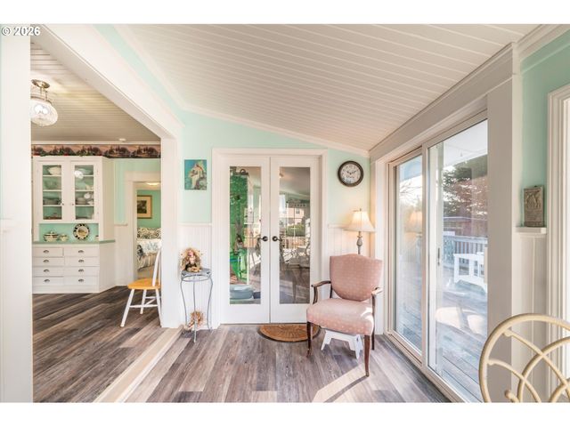 830 DIVISION St Se, Bandon, OR 97411