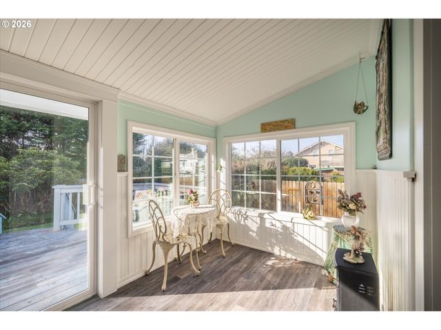 830 DIVISION St Se, Bandon, OR 97411