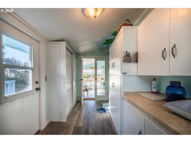 830 DIVISION St Se, Bandon, OR 97411