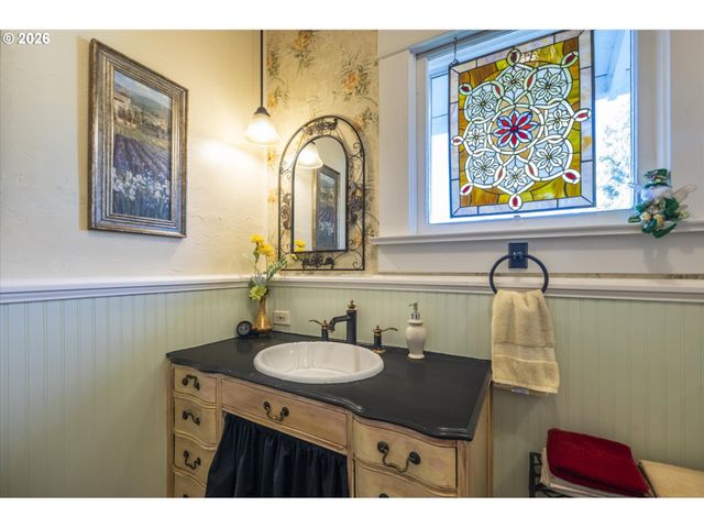 830 DIVISION St Se, Bandon, OR 97411