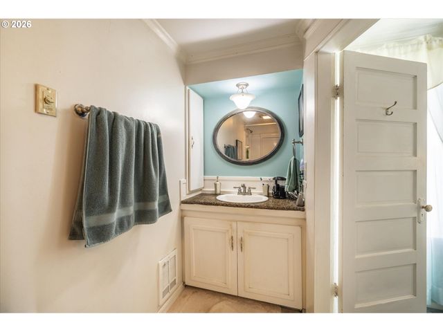 830 DIVISION St Se, Bandon, OR 97411