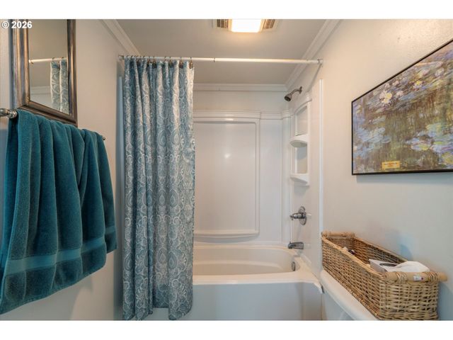 830 DIVISION St Se, Bandon, OR 97411