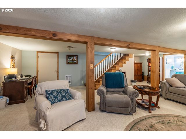 830 DIVISION St Se, Bandon, OR 97411