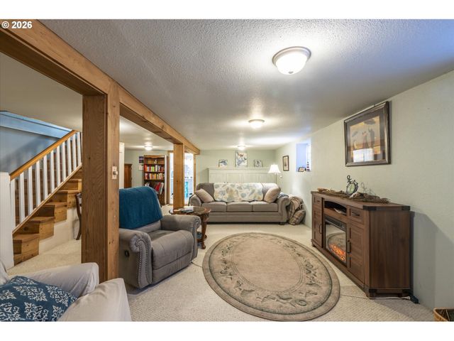 830 DIVISION St Se, Bandon, OR 97411