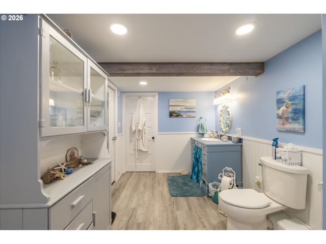 830 DIVISION St Se, Bandon, OR 97411