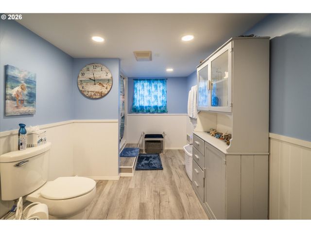 830 DIVISION St Se, Bandon, OR 97411