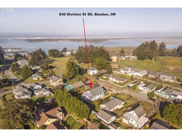 830 DIVISION St Se, Bandon, OR 97411