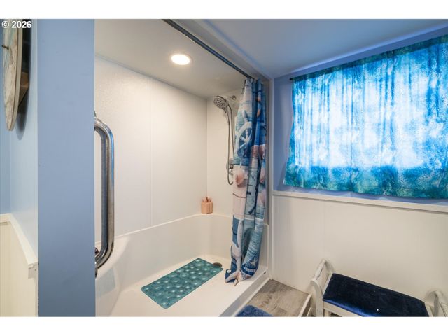 830 DIVISION St Se, Bandon, OR 97411