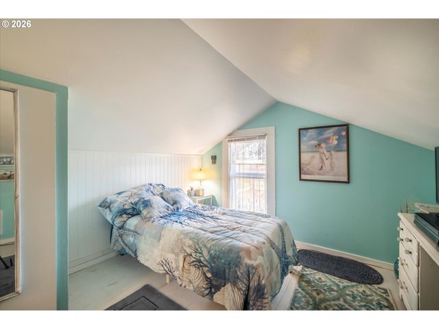 830 DIVISION St Se, Bandon, OR 97411