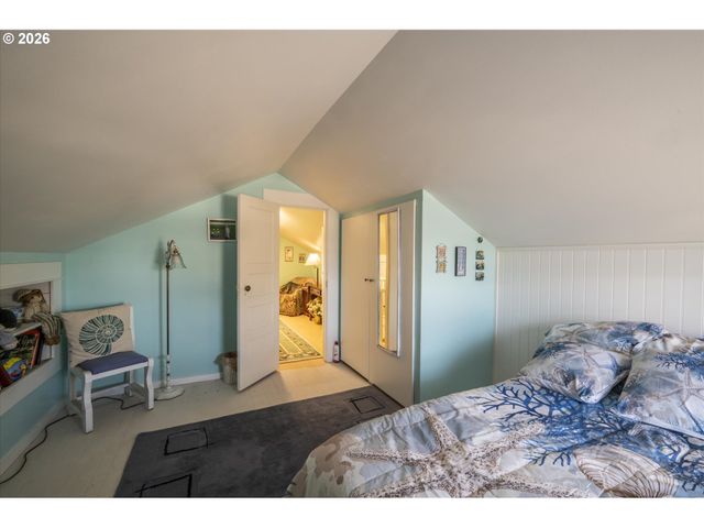 830 DIVISION St Se, Bandon, OR 97411