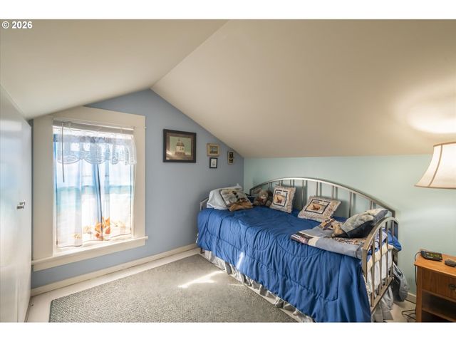 830 DIVISION St Se, Bandon, OR 97411