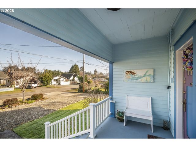 830 DIVISION St Se, Bandon, OR 97411