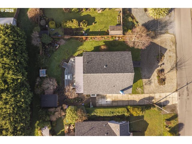 830 DIVISION St Se, Bandon, OR 97411