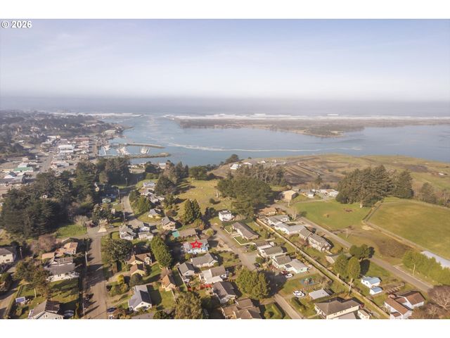 830 DIVISION St Se, Bandon, OR 97411