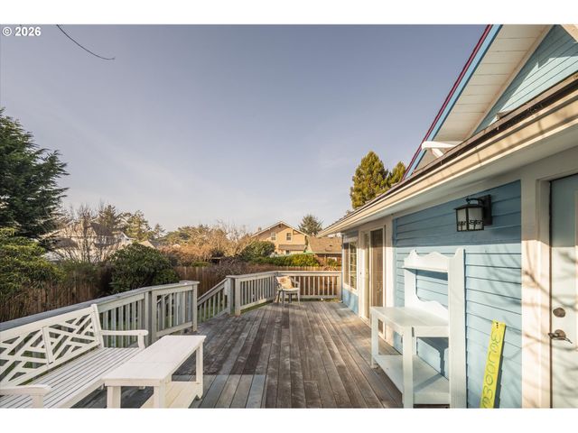 830 DIVISION St Se, Bandon, OR 97411