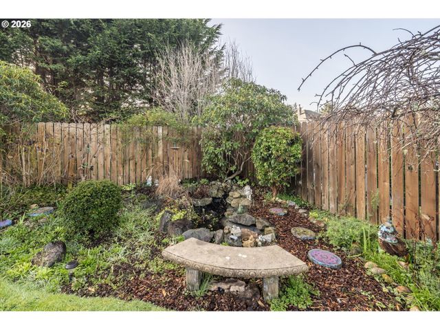 830 DIVISION St Se, Bandon, OR 97411