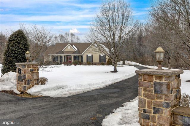 3 JAMES RD, Reinholds, PA 17569