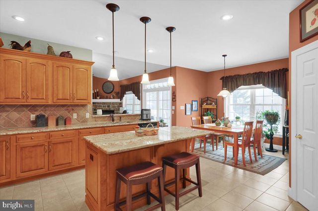 3 JAMES RD, Reinholds, PA 17569