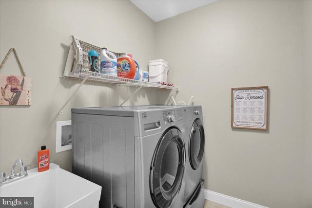 3 JAMES RD, Reinholds, PA 17569