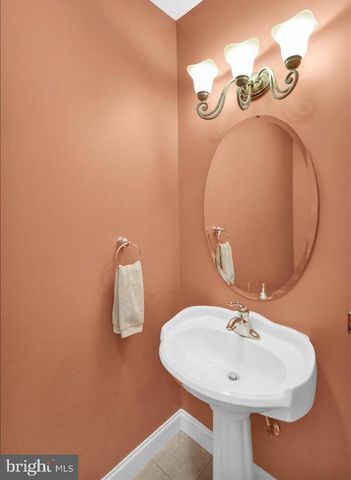 3 JAMES RD, Reinholds, PA 17569