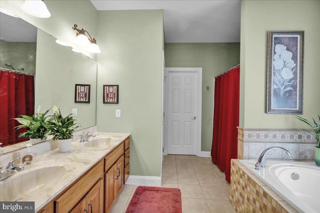 3 JAMES RD, Reinholds, PA 17569