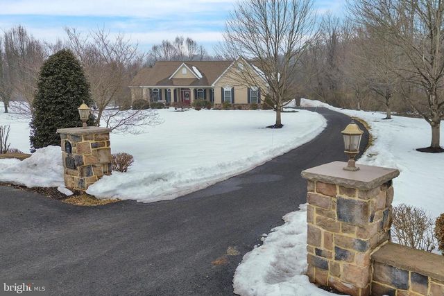 3 JAMES RD, Reinholds, PA 17569