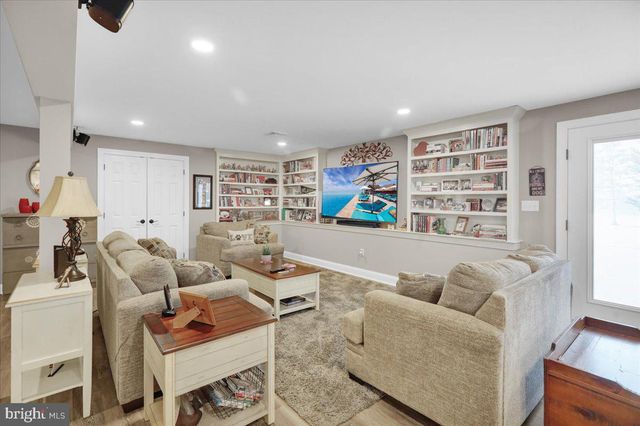 3 JAMES RD, Reinholds, PA 17569