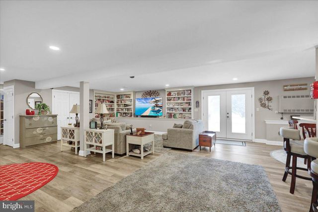 3 JAMES RD, Reinholds, PA 17569