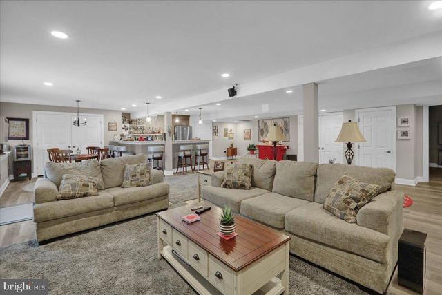 3 JAMES RD, Reinholds, PA 17569