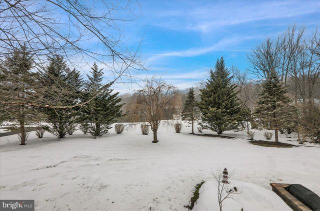 3 JAMES RD, Reinholds, PA 17569