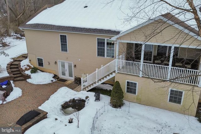 3 JAMES RD, Reinholds, PA 17569