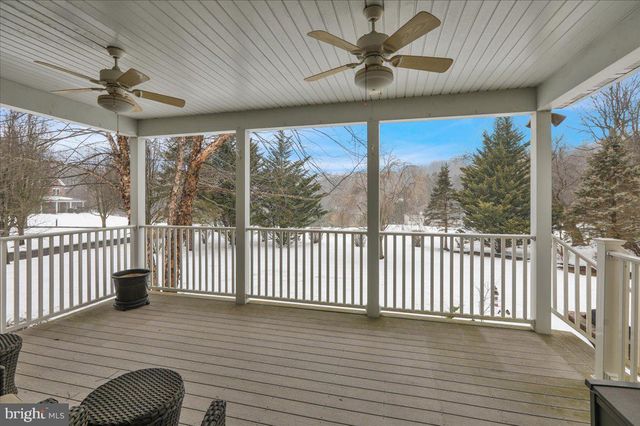 3 JAMES RD, Reinholds, PA 17569