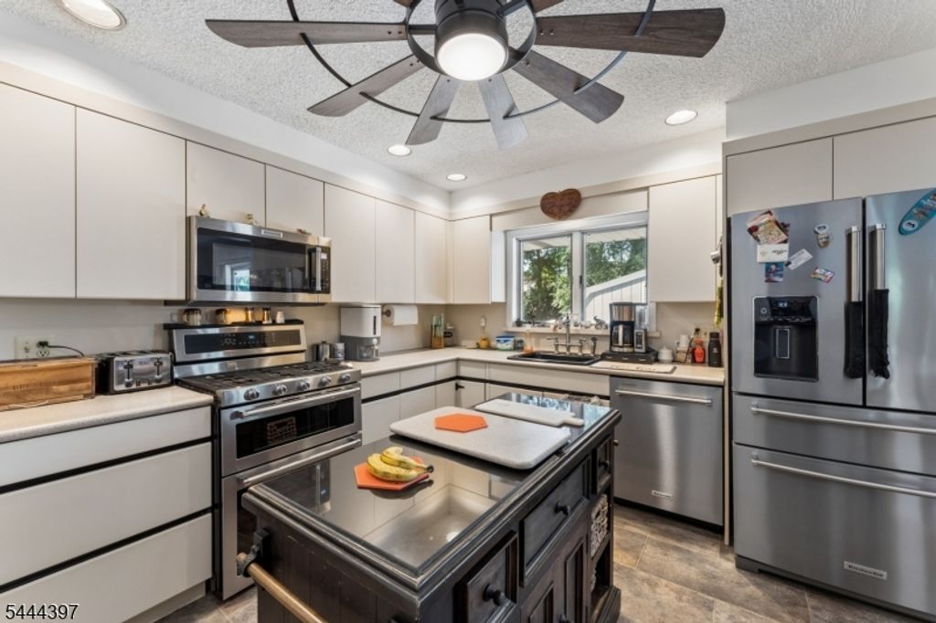 116 Pasadena Ave, Hasbrouck Heights Boro, NJ 07604