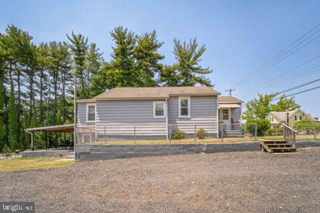 1144 BERKLEY RD, Gibbstown, NJ 08027