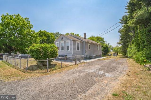 1144 BERKLEY RD, Gibbstown, NJ 08027