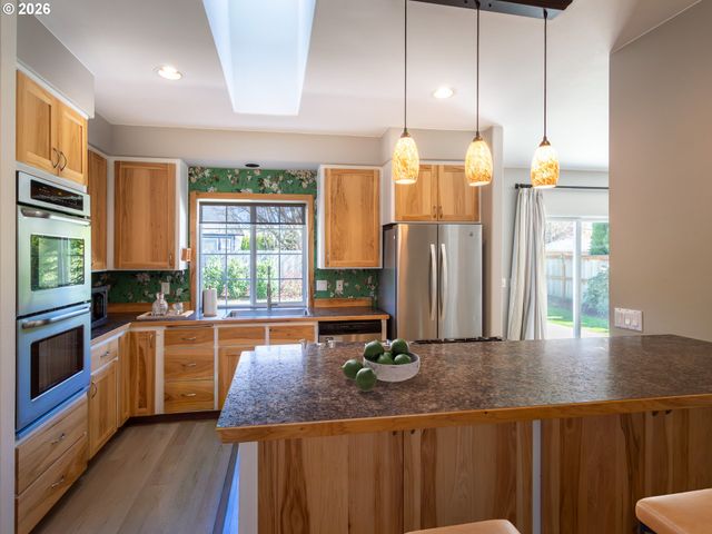 3985 SHENSTONE Dr, Eugene, OR 97404