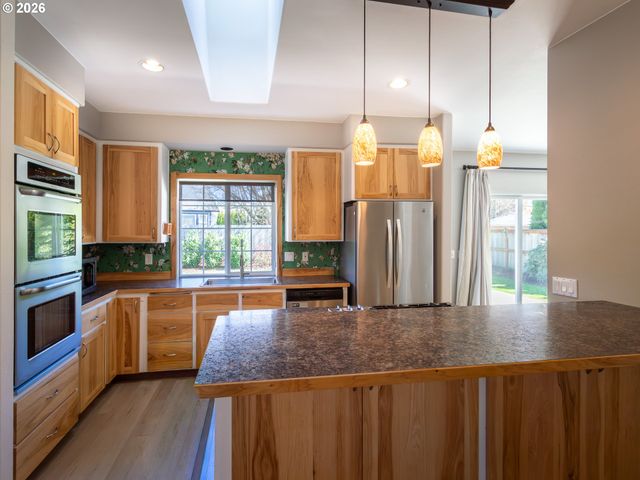 3985 SHENSTONE Dr, Eugene, OR 97404