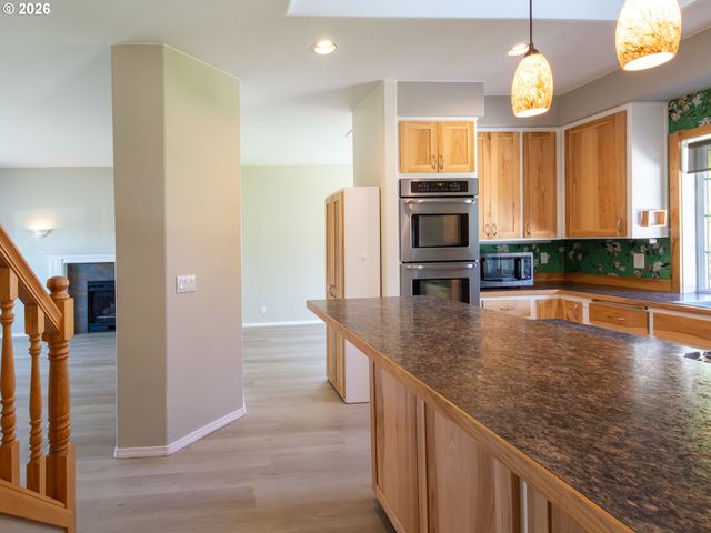 3985 SHENSTONE Dr, Eugene, OR 97404