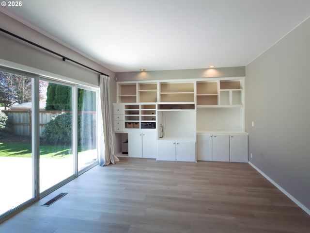 3985 SHENSTONE Dr, Eugene, OR 97404