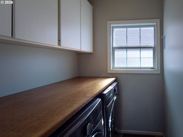 3985 SHENSTONE Dr, Eugene, OR 97404