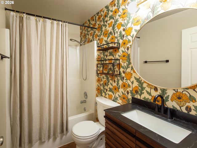 3985 SHENSTONE Dr, Eugene, OR 97404