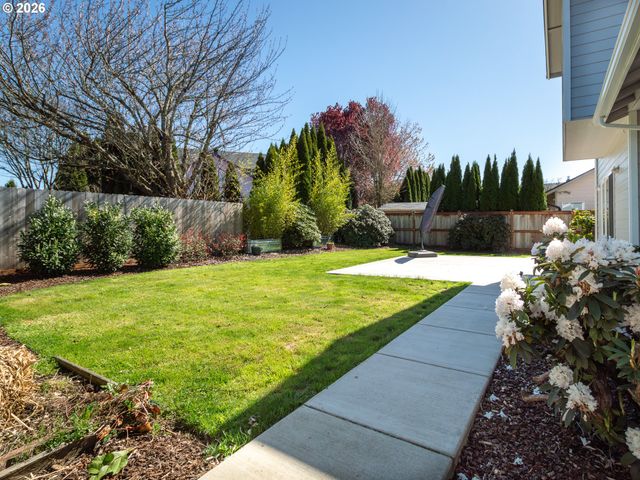 3985 SHENSTONE Dr, Eugene, OR 97404